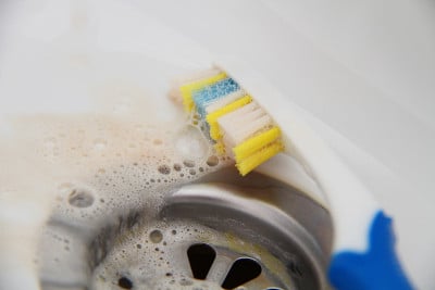 牙刷上有血迹和牙膏