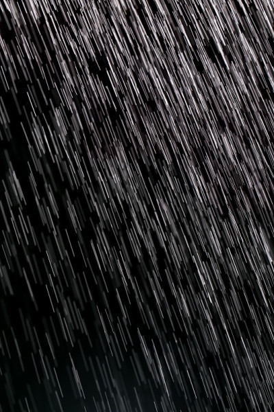 雨落在黑色的背景上