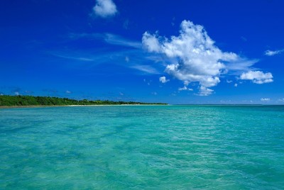 日本冲绳县竹上岛夏季海景