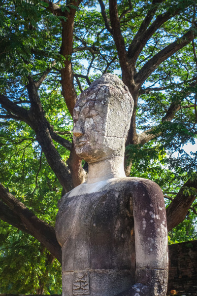 泰国大城府的佛寺雕像