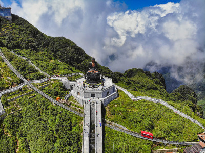 佛祖在印度支那的最高峰梵净山上