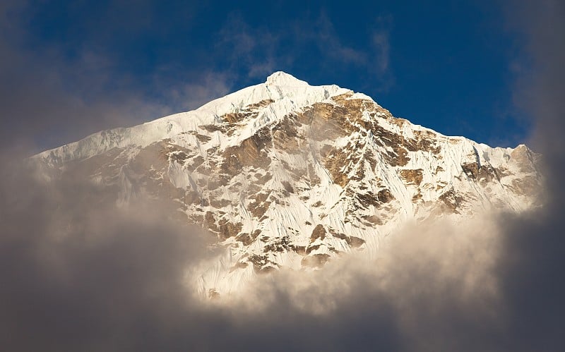 马卡鲁山云雾，尼泊尔喜马拉雅山