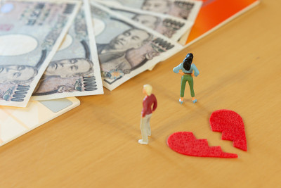 金钱形象的离婚或分手的夫妇