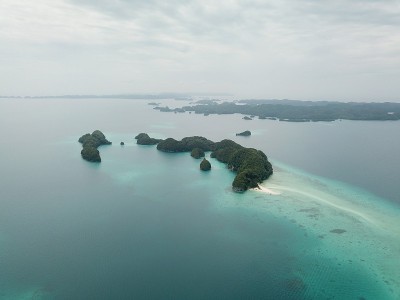 原始的蓝色海洋，帕劳的岩石岛屿