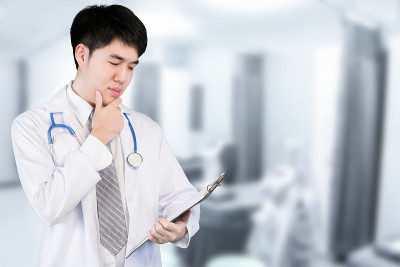 亚洲医生的肖像持有档案病人图表