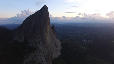 山在森林景观