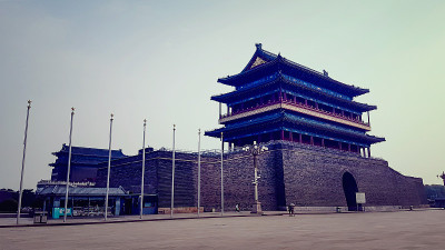 北京——历史悠久的正阳门门楼全景，位于中国北京天安门广场