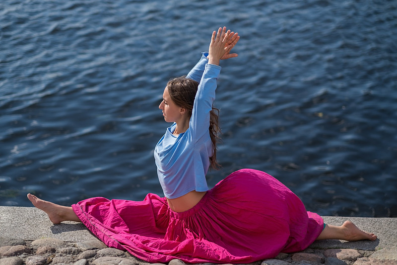 运动健康的白人妇女做asana hanumanasana姿势姿势在自然。