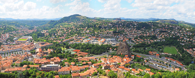 从法国圣母院的岩石上俯瞰Le Puy en Velay城的壮丽全景。