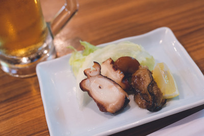 佐贺县Karatsu市Yobuko烟熏海鲜(章鱼和牡蛎)和啤酒