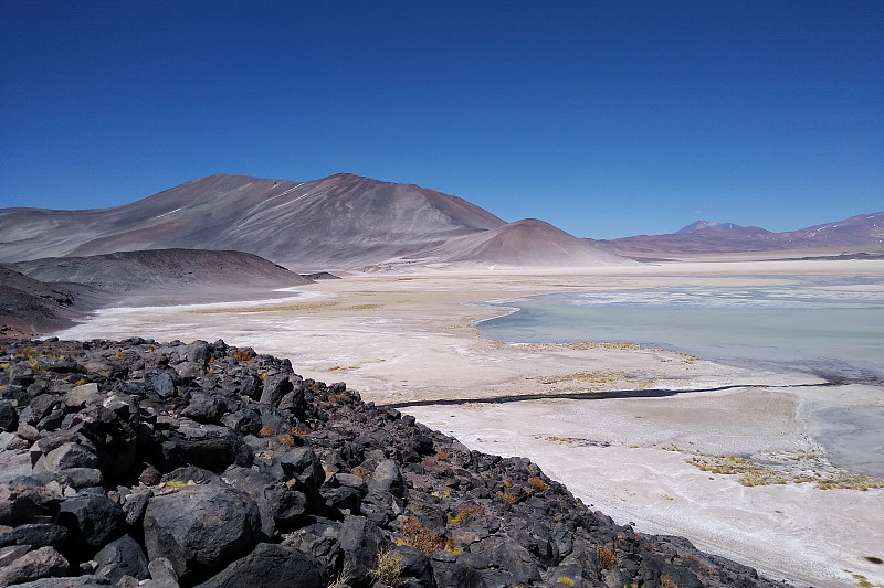 阿塔卡马沙漠山脉和泻湖景观