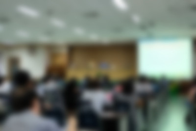 研讨会会议室的舞台和演示屏幕。模糊的背景