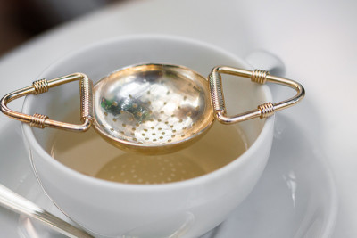 早餐用玻璃杯盛着热茶