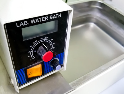 微生物学实验室水浴。热水洗澡