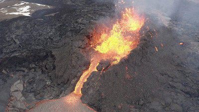 冰岛火山喷发鸟瞰图