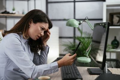 年轻漂亮的女商人在等电话。