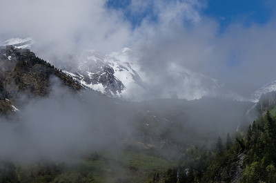 雪山中有早雾