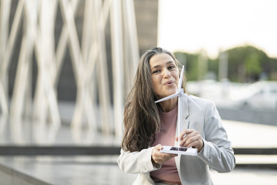 成熟的女人吹着风车