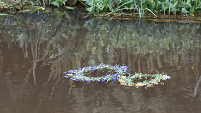 花圈漂浮在水面上