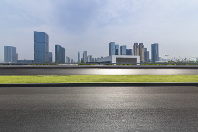 全景天际线和现代商业办公建筑与空的道路，空的混凝土广场地板