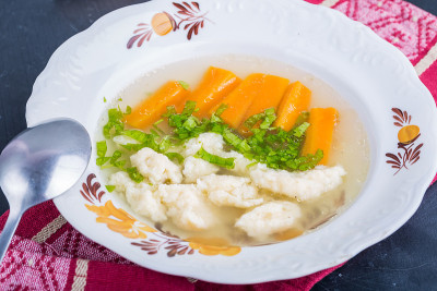 胡萝卜鸡汤和新鲜草汁