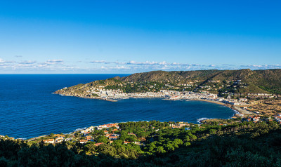 海岸全景，典型的地中海村庄El Port de la Selva, Costa Brava，西班牙加