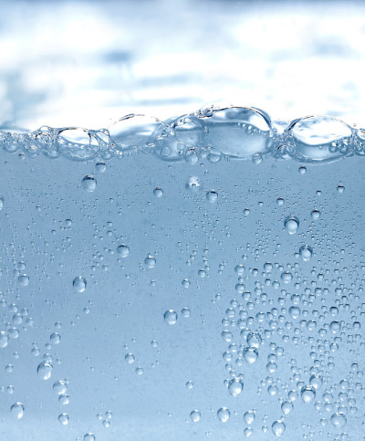 矿泉水的侧视图