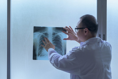 医生分析x光片，向病人展示保健理念