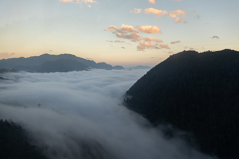 云雾缭绕，山岭峡谷风光，缆车风光。