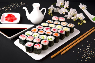 寿司菜单。日本的食物。三文鱼，金枪鱼，黄瓜，黄瓜，鳄梨，奶酪，鳗鱼，虾，蟹棒，鱼子酱。黑色背景。