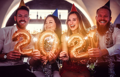女性庆祝2021年新年