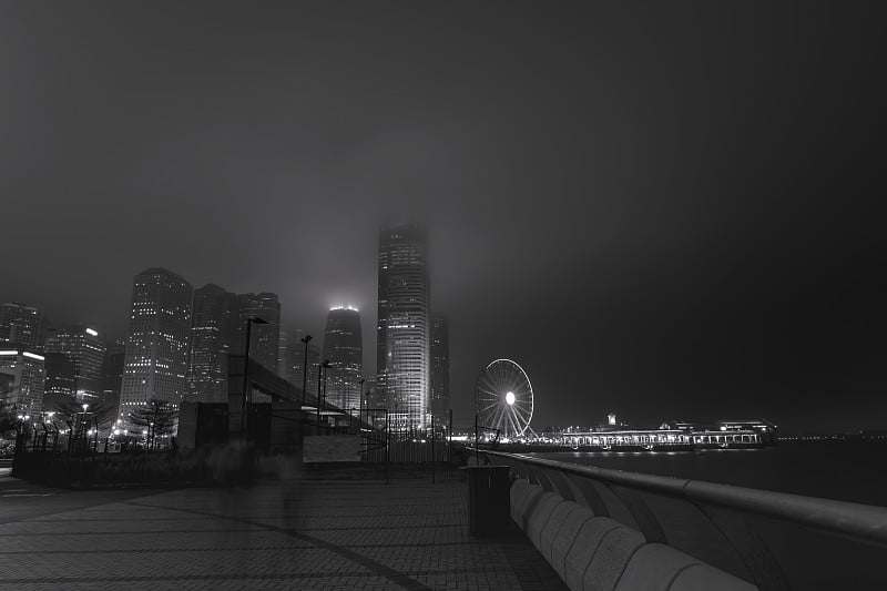 香港夜间的现代化写字楼;黑白风格