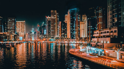 迪拜的夜景。迪拜现代商业区美丽的夜景