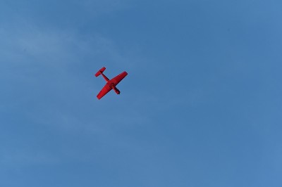红色特技飞机在空中飞行