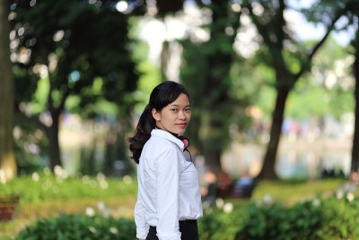 一名年轻女子在河内用智能手机听音乐