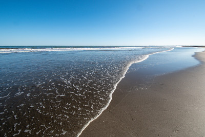 海浪冲刷着沙滩