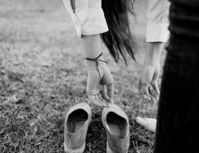 女人的手悬在帆布鞋上方