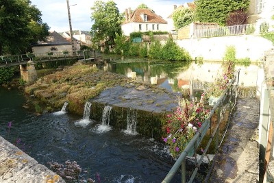防洪闸运河渡Nivernais镇倒影在水中的联排别墅Clamecy Nièvre Bourgogne