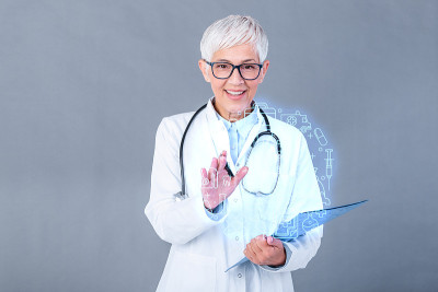 女性成熟的医生持有医疗记录和听诊器医生使用数字未来医学界面3D渲染。医疗保健和医疗理念。