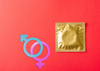 男性，女性在包装上签名避孕套