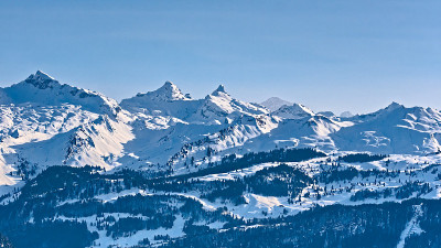 在一个阳光明媚的日子里，瑞士阿尔卑斯山的雪山全景