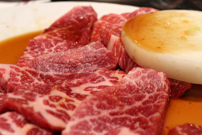 日本yakiniku(意思是烤肉或烧烤)餐厅供应的食物