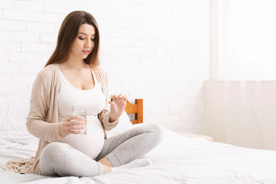 孕妇吃了一堆药丸，喝了一杯水