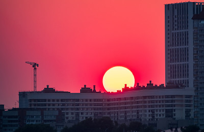 市中心的夕阳。叶卡特琳堡,俄罗斯