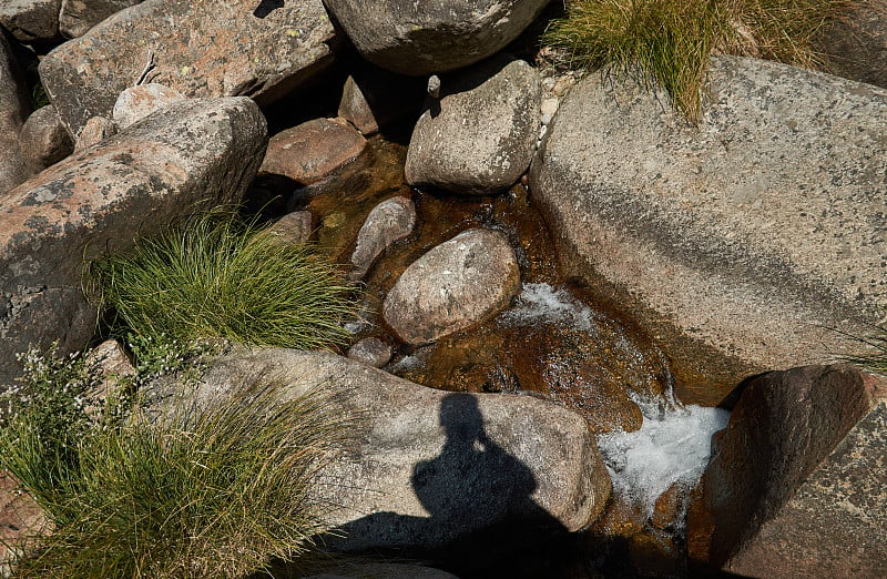 赫特山谷帕普斯峡谷中摄影师的影子。Sierra de Gredos。卡塞雷斯。埃斯特雷马杜拉。西班牙