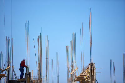 真正的建筑工人正在建造一座高楼。