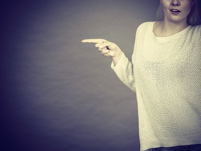 女人用手指着什么东西