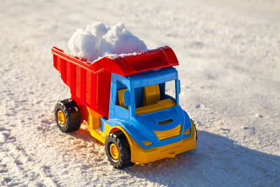 玩具卡车在公路上铲雪