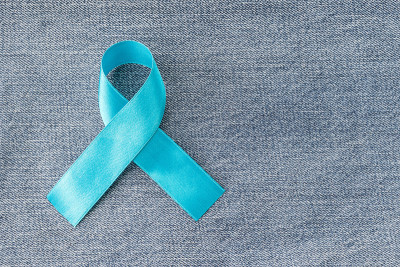 蓝丝带象征前列腺癌意识运动和男性健康在11月牛仔裤牛仔