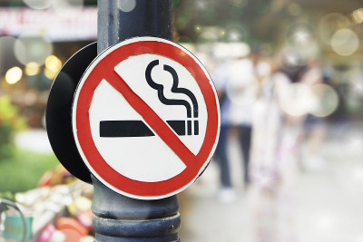 在城市贴上禁止吸烟的金属标志